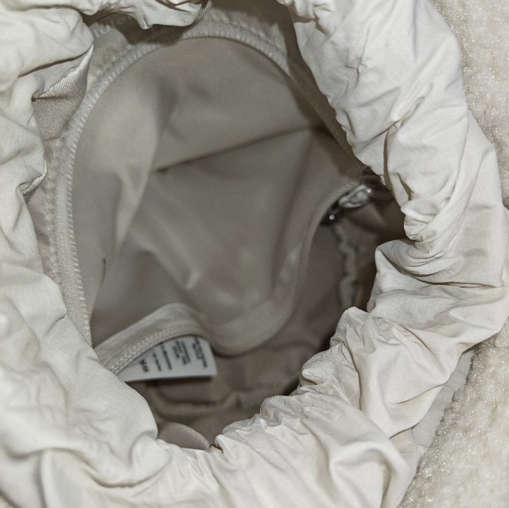 LULULEMON New Year Crossbody White Opal Fleece Bucket Bag 2.5L - Picture 14 of 16